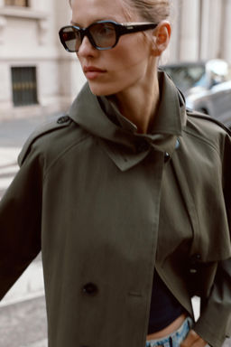 TRENCH CORTA CAPUCHA / kaki oscuro