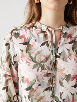Ba?lamal? Yaka ?i?ekli Kad?n Bluz