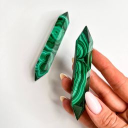 Кристалл двухконечный из Малахита