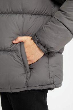 Водоотталкивающая куртка-пуховик стандартного кроя с капюшоном на полярной подкладке - Defacto фото 5
