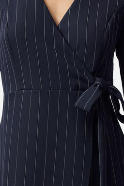 TRENDYOLMILLA Siyah Baglama Detayl? Cizgili Kruvaze Mini Dokuma Elbise TWOAW24EL00458  фото 3