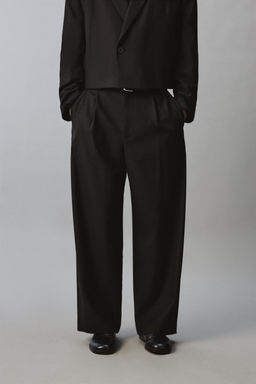 PANTAL?N RELAXED FIT PLIEGUES TRAJE / Negro