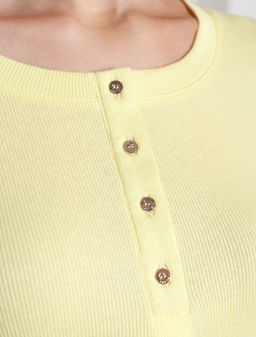 Лонгслив облегающий из фактурного трикотажа в рубчик с круглым вырезом на пуговицах - Vilatte фото 2