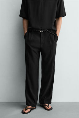 PANTAL?N FLUIDO RELAXED FIT PLIEGUES / Negro