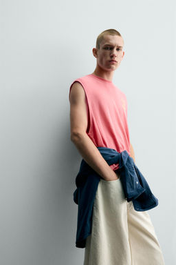 CAMISETA TANK RELAXED FIT TEXTOS ESTAMPADOS / Rosa fl?or