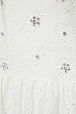 TRENDYOLMILLA Limited Edition Beyaz Tas Bask?l? Brode Dantel Mini Astarl? Elbise TPRSS25EL00231  фото 5