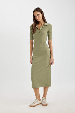 Облегающее платье миди с воротником-поло в рубчик и короткими рукавами