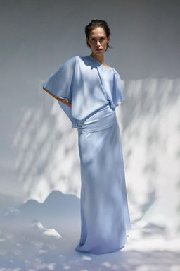 VESTIDO SATINADO ASIM?TRICO CAPA / Azul claro