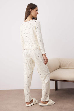Ekru Pamuklu Likral? Yumusak Tuse Kalpli Baby Overlok Detayl? Orme Pijama Tak?m? THMAW26PT00166 - Trendyolmilla фото 4