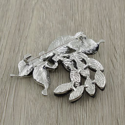 Брошь "Листочки с жемчужинами" гелиотис