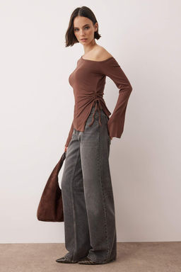 Kahverengi Ac?k Omuzlu Asimetrik Fitted/Vudua Otuan Ispanyol Kol Orme Bluz TWOAW26BZ00328 - Trendyolmilla фото 2