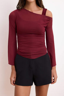 Bordo Fitted/Vucuda Oturan Asimetrik Yaka Cift Gorunumlu Buzgulu Tul Orme Bluz TWOSS26BZ00071