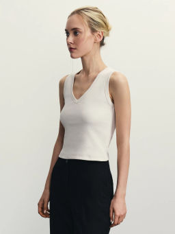 Укороченный топ в рубчик с V-образным вырезом / Zarina  фото 4