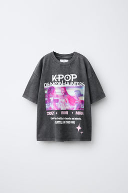 CAMISETA EFECTO LAVADO KPOP DEMON HUNTERS NETFLIX  / Gris antracita