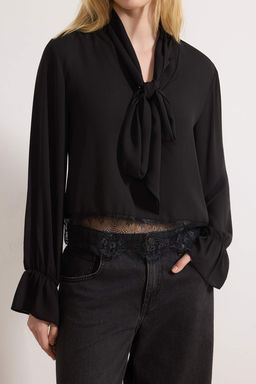 Siyah Fular ve Dantel Detayl? S?k Dokuma Bluz TWOSS26BZ00214