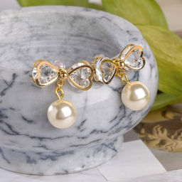 Серьги с жемчугом Бантик с бусиной, цвет белый в золоте