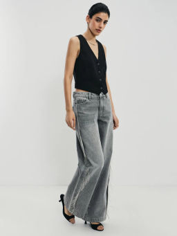 Джинсы wide leg со средней посадкой с акцентной отделкой по бокам / Zarina