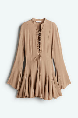 Vestido acampanado con lazada