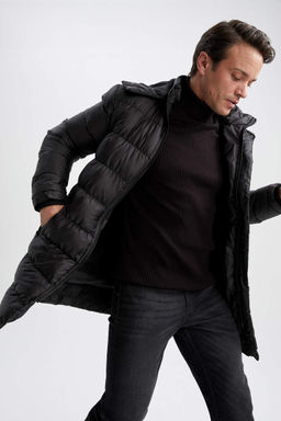 Пуховик приталенного кроя с капюшоном