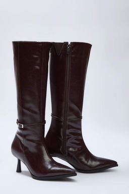 Siyah Bant Toka Detayl? Sivri Burun Ince Topuklu Cizme
TAKAW26CZ00011 - Trendyolmilla фото 7