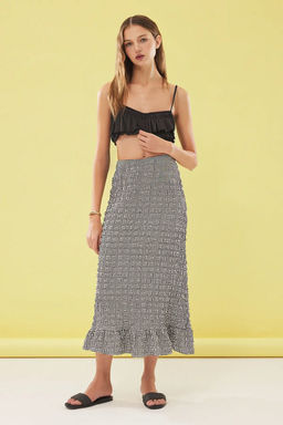 TRENDYOLMILLA Siyah Gofre Kumas Potikare Desen Maxi Boy Dokuma Etek TWOSS25ET00048