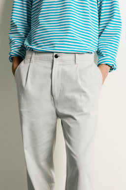PANTAL?N CHINO STRAIGHT FIT PLIEGUES / Gris