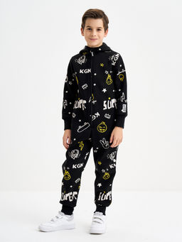 Черный комбинезон для мальчика с принтом