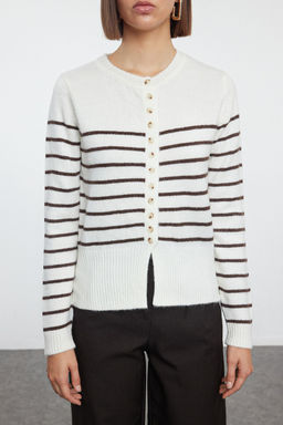 TRENDYOLMILLA Ekru Yumusak Dokulu Bisiklet Yaka Ceket Gorunumlu Triko H?rka TWOAW25HI00245  фото 3