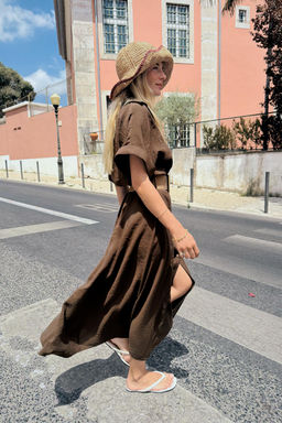 VESTIDO MIDI CINTUR?N / Marr?n