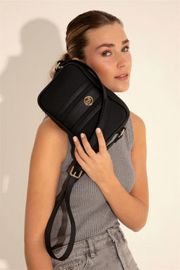 Женская черная сумка через плечо Неожиданная скидка в корзине