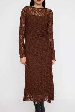 Kahverengi Dantel Bodycon Midi S?rt Dekolteli Astarl? Esnek Orme Elbise TWOAW26EL00016