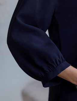 Укороченная блузка с V вырезом из плотного лиоцелла