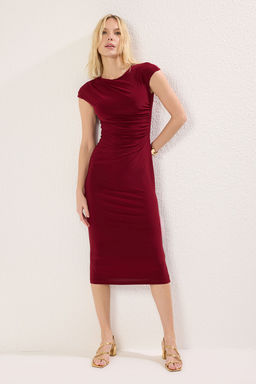 TRENDYOLMILLA Bordo Ay Kol Drapeli Vucuda Oturan Esnek Midi Orme Elbise TWOSS25EL00369