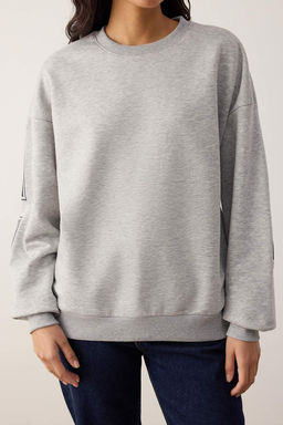 Gri Melanj Oversize/Genis Kesim Slogan S?rt Bask?l? Bisiklet Yaka Orme Sweatshirt TWOAW26SW00236