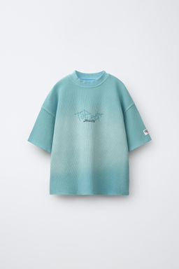 CAMISETA WAFFLE ESTAMPADO GRAFFITI / Celeste
