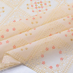 LACE Клеенка столовая ажурная ПВХ 1,37х20м Незабудки бежевый фон, цветное тиснение, матовая, на пленке (Китай) Цена указана за 1 м/п. В рулоне 20м.