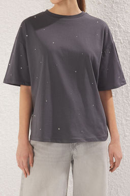 Antrasit %100 Pamuk Tas Detayl? Relaxed/Genis Rahat Kesim Bisiklet Yaka Orme T-Shirt TWOSS23TS00153