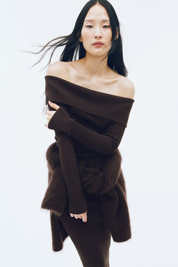 Top off-the-shoulder en punto de canale