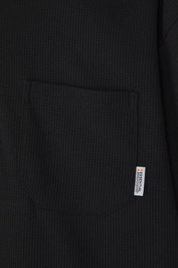 Siyah Oversize/Genis Kesim Cep Detayl? Dokulu Polo Yaka T-shirt TMNSS25PO00019