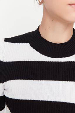 TRENDYOLMILLA Siyah Crop Pamuklu Cizgili Triko Kazak TWOAW20KZ0255