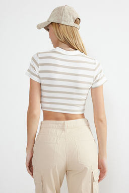 Trendyolmilla Premium Tas Ekru Cizgili Viskoz/Yumusak Kumas Crop Bisiklet Yaka Esnek Orme Bluz TWOSS23BZ00198 фото 15