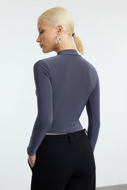 Koyu Gri Kolu Buzgu Detayl? Fitted/Vucuda Oturan Dik Yaka Crop Esnek Orme Bluz TWOAW23EL01391