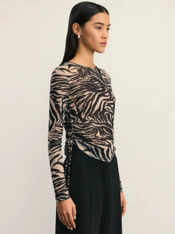 Лонгслив с анималистичным прином и сборками по бокам / Zarina  фото 4