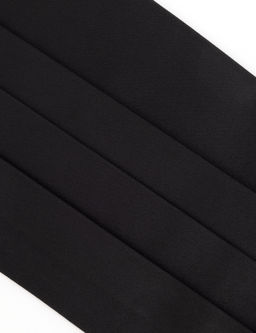 Черный костюм, галстук-бабочка и пояс