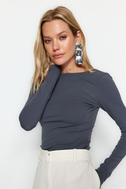 Antrasit Pamuklu S?rt Dekolteli Fitted/Vucuda Oturan Esnek Bluz TWOAW24BZ00160