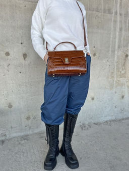 Женская лаковая сумка под крокодила HW-7711 Браун