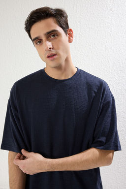 TRENDYOL MAN Ekru Oversize/Genis Kesim Dokulu T-Shirt TMNSS25TS00043