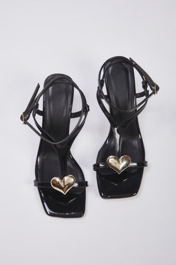 Siyah Alt?n Kalp Aksesuar Detayl? Rugan Kad?n 8 cm Ince Topuklu Sandalet TAKSS25TO00094