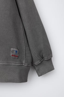 GARMENT DYE LABEL SWEATSHIRT
