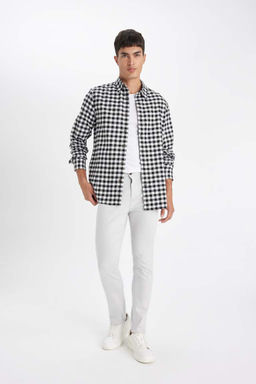 Узкие брюки приталенного кроя